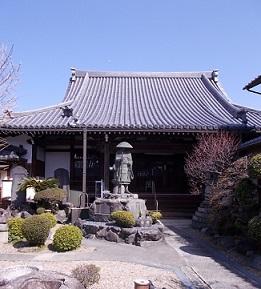 親鸞聖人像が本堂前に設置された宗願寺の写真