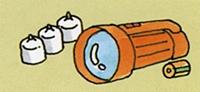 3つのろうそくと懐中電灯、予備の電池のイラスト
