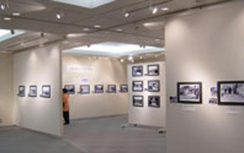 壁や仕切りに作品が展示されている写真