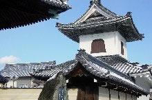 三角形の屋根の専立寺の建物外観の写真