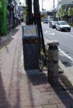 歩道沿いの好仁橋跡に設置された歴史顕彰板の写真