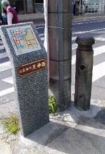 電信柱の傍に設置された、天神橋跡の歴史顕彰板の写真