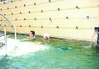 露天ぶろに浸かっている2名の男性の写真
