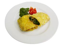 ほうれん草やハム、椎茸の具材が入った薄焼き卵を半分に切りお皿に盛られ、パセリやプチトマトが添えられた写真