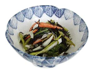 ほうれん草、ひじき、人参などを和えた料理が器に盛られた写真