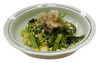 炒めた小松菜や卵、豆腐の上に削り節をかけ、器に盛られた写真