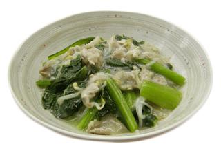 小松菜や豚肉で炒め煮た料理が器に盛られている写真