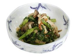 小松菜やシメジや油揚げなどを生姜で和えた料理が器に盛られた写真