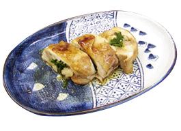 ねぎを鶏もも肉で巻いた照り焼きが器に盛られている写真
