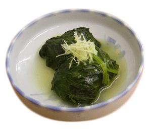 小松菜巻きの上に生姜のすりおろしが添えられた料理が器に盛られた写真