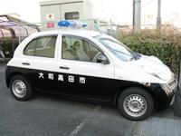 子ども見守り活動で使用している青色パトロールカーの車体を横側から撮影した写真