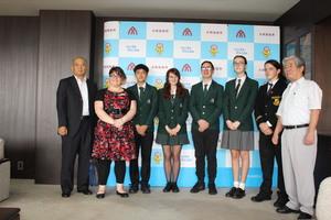 リズモー市学生5名と関係者3名と市長が並んで記念撮影をしている写真