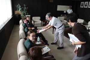 市長を表敬訪問をしているリズモー市の学生達が椅子に座っている写真