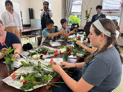 リズモー学生が華道を体験している様子