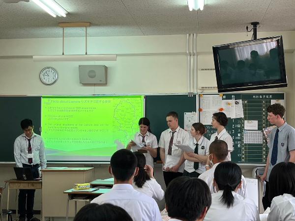 リズモー学生たちが高田商業高校で自己紹介