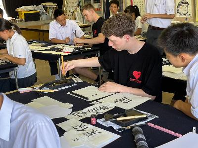 リズモー学生が書道
