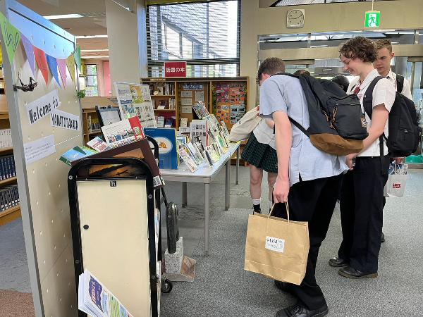 リズモー学生が図書館を訪問