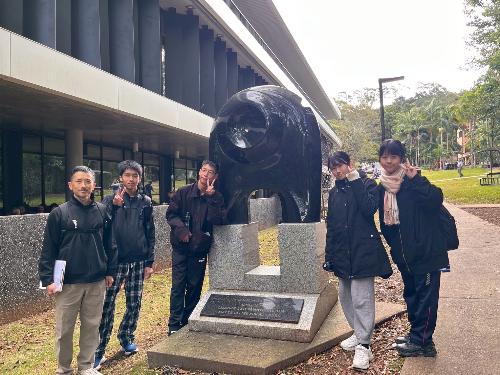 オーストラリアリズモー市での学生たちが滞在している写真です。大和高田市学生がリズモー市サザンクロス大学内のモニュメントの前で記念撮影をしている様子です。