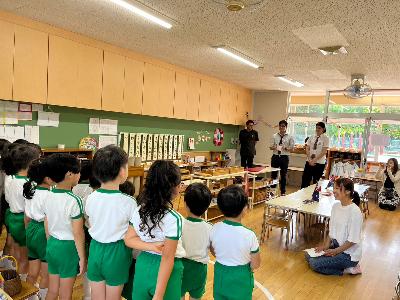 リズモー学生が幼稚園児にご挨拶
