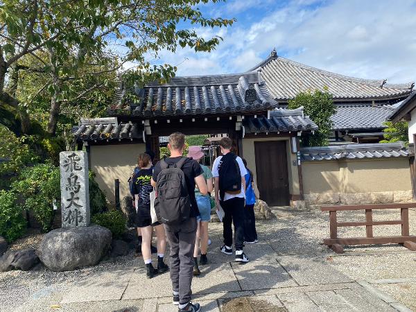 リズモー学生が飛鳥寺を観光