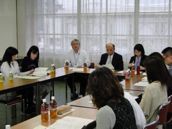 参加者達が席に座り、手元の資料を見ながら派遣学生説明会が行われている写真