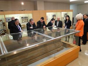 ガラス箱に入れられた展示物を熱心に見ている外国人の方達の写真