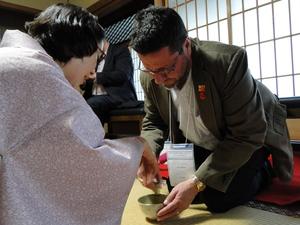 お茶をたててもらっている外国人の男性の写真