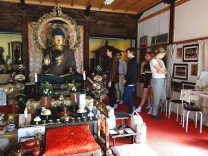 お寺の仏像を見学しているリズモー市からの生徒達の写真