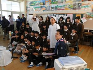 生徒たちが教室に集まりスカイプで交流している陵西小学校の6年生の写真