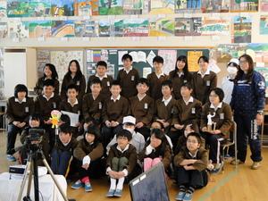 陵西小学校の6年生の生徒たちがビデオを見てスカイプで交流している写真