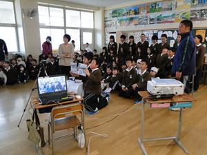 生徒たちが教室でスカイプ交流している様子がパソコンに写しだされている写真