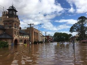 建物前道路全体が水に浸かっている写真