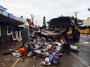 重機で使えなくなったものを道路脇に寄せている写真