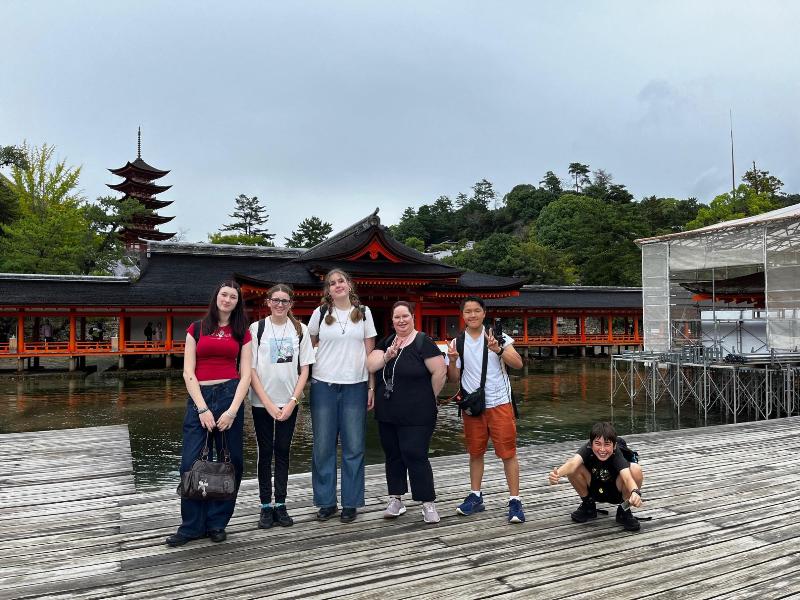 リズモー市派遣学生が厳島神社を訪れている様子