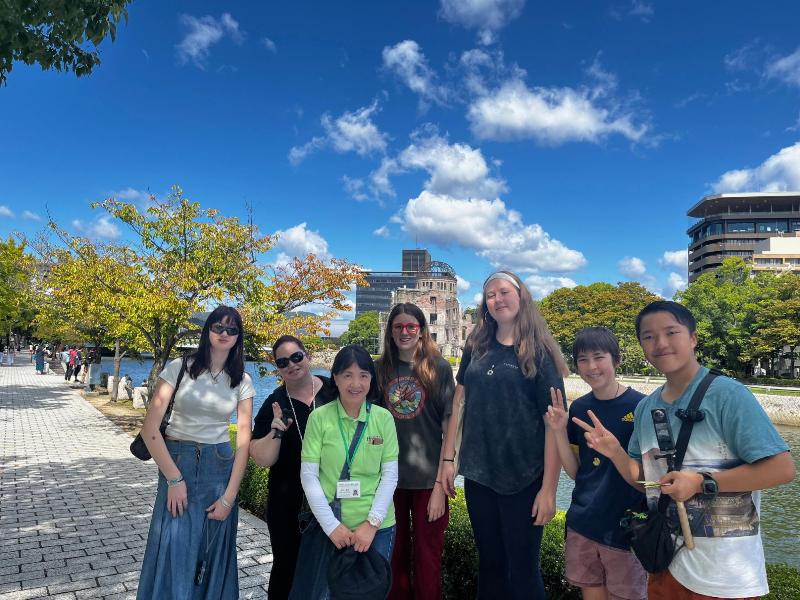 リズモー市の派遣学生が平和記念公園を訪れる様子