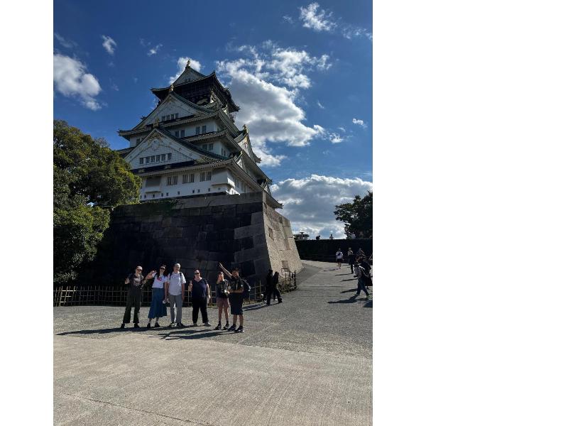 リズモー市派遣学生が大阪城を訪れた様子