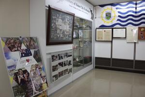 リズモー市の市旗や沢山の写真などが展示されている写真