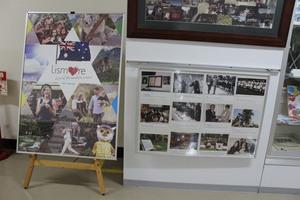 リズモー市の案内ポスターと写真をアップで写した写真