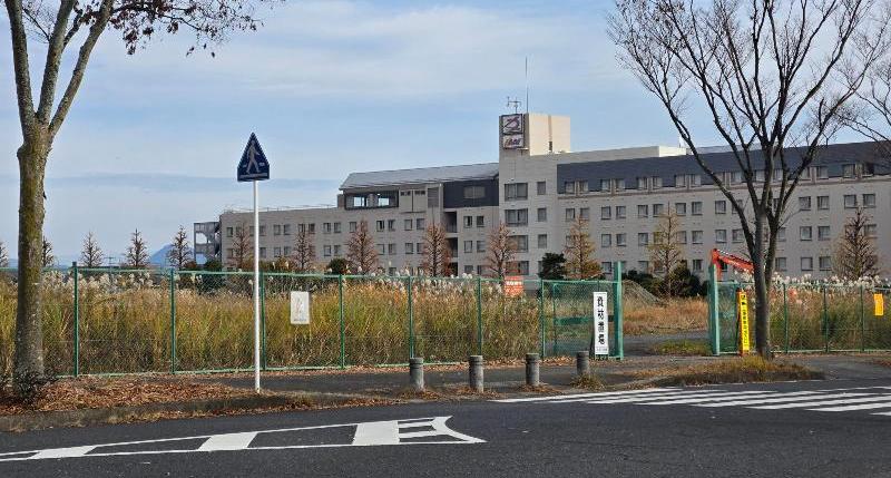 JIAMの研修の会場の外部で、少し腫れていて、草と木が研修の建物の前に映っている