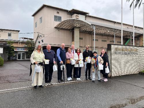 河村繊維株式会社前で記念撮影
