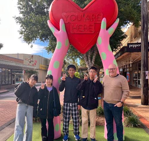 オーストラリアリズモー市での学生たちが滞在している写真です。リズモー市長と大和高田市学生がリズモー市のモニュメントの前で記念撮影をしている様子です。