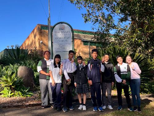 オーストラリアリズモー市での学生たちが滞在している写真です。リズモーの学生たちと大和高田市学生がリズモー市の学校内で記念撮影をしている様子です。