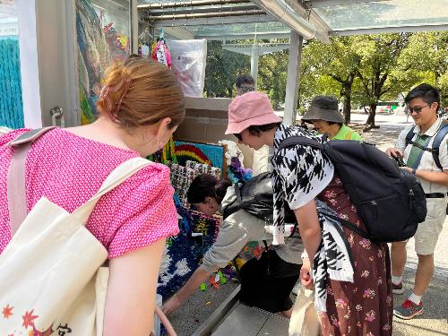 折り鶴を供える