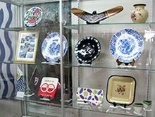 ガラス棚に並べられたたくさんの記念品の写真