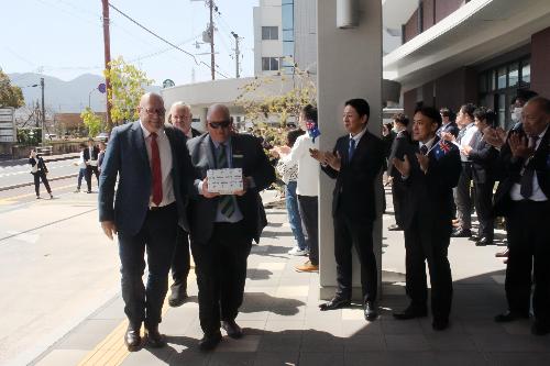 リズモー市長やリズモー市民訪問団の皆さんを市役所の玄関前で拍手で出迎える市民や職員の皆さんの写真