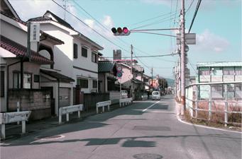 整備され信号や建物で二上山が見えなくなった材木町交差点の写真
