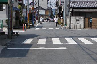 現在の旭北町の交差点の横断歩道を写した写真