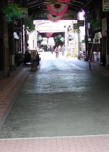 天井に飾りがある商店街のアーケードを写した写真