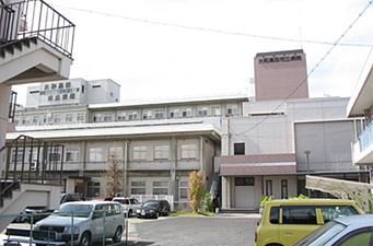 私立病院全体を駐車場から写した写真