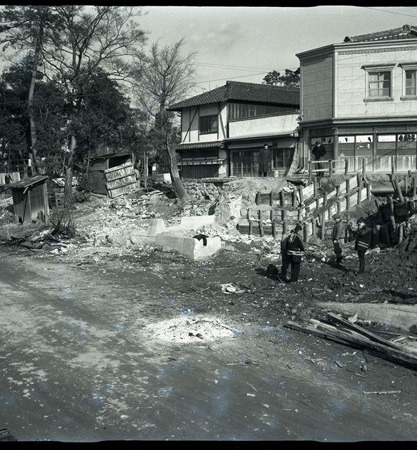 近鉄高田市駅前を工事の為に更地にしている白黒写真